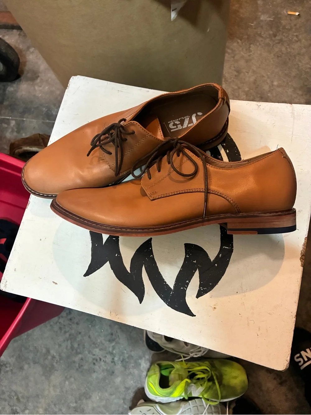 Men's Tan Leather Lace-Up Derby Shoes